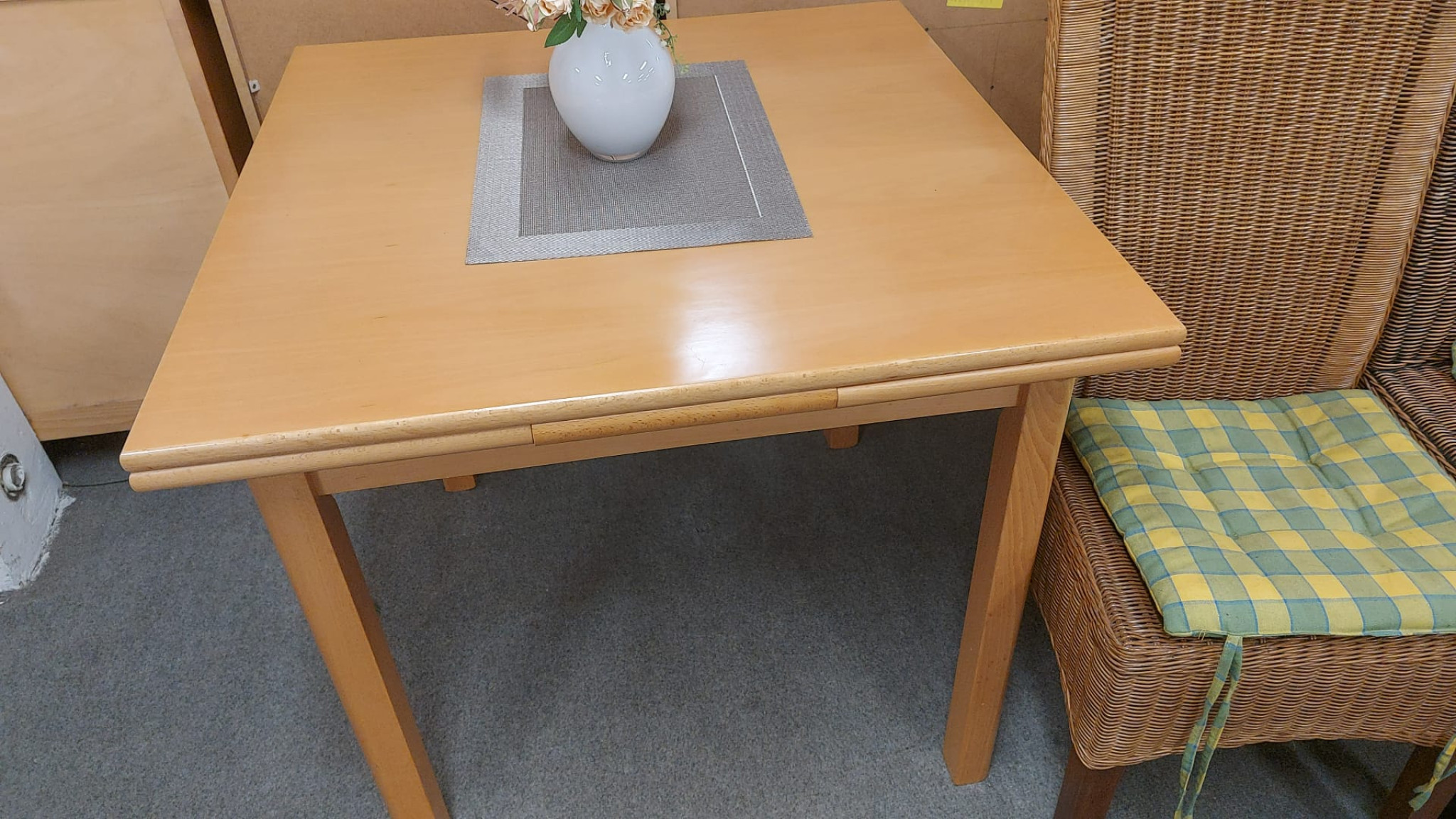 Tische und Stühle  Tisch 4